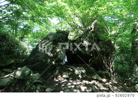 茨城県の筑波山の登山道の奇岩 92602970