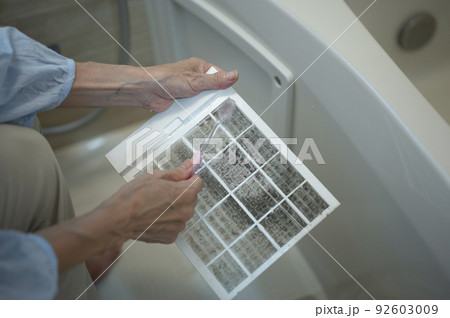 主婦の日常お風呂の換気扇フィルター清掃 主婦の日常お風呂の換気扇フィルター清掃 92603009