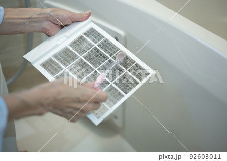 主婦の日常お風呂の換気扇フィルター清掃 92603011