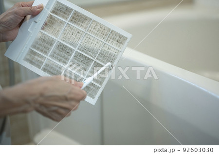 主婦の日常お風呂の換気扇フィルター清掃 92603030