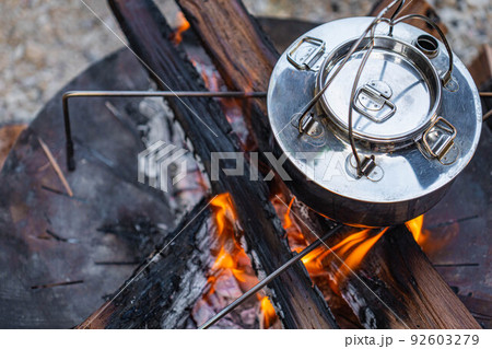 焚き火 焚火台 キャンプケトル キャンプ道具 無骨 炎 赤 焚き火 焚火台 キャンプケトル キャンプ道具 無骨 炎 赤 92603279