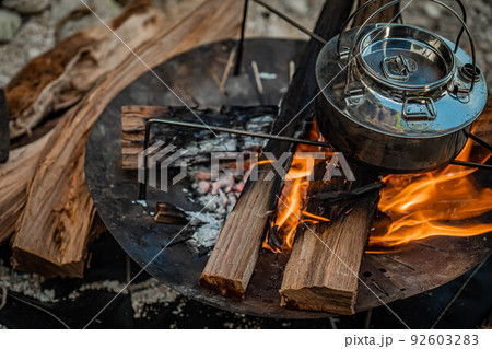 焚き火 焚火台 キャンプケトル キャンプ道具 無骨 炎 赤 92603283