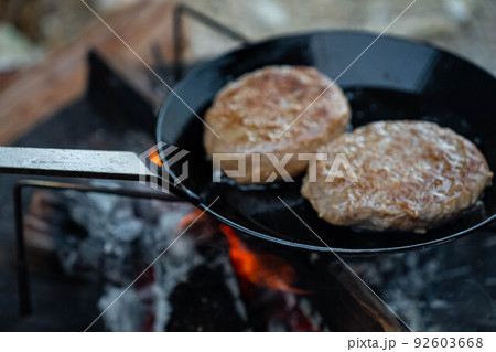たき火 焚火台 焚き火調理 ハンバーグ 無骨 野営 キャンプ飯 92603668