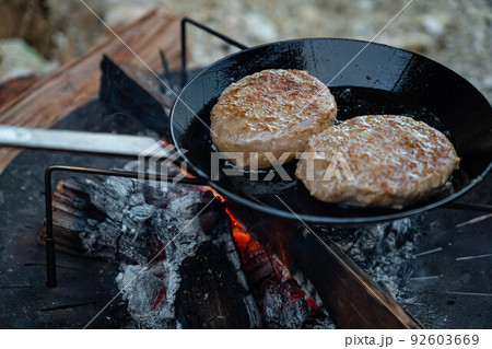 たき火 焚火台 焚き火調理 ハンバーグ 無骨 野営 キャンプ飯 92603669