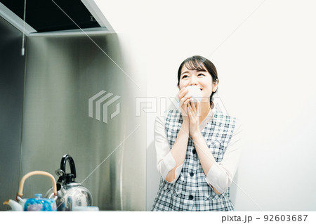 給湯室で休憩する女性社員 92603687