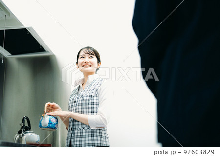 お茶をくむ会社員の女性 92603829