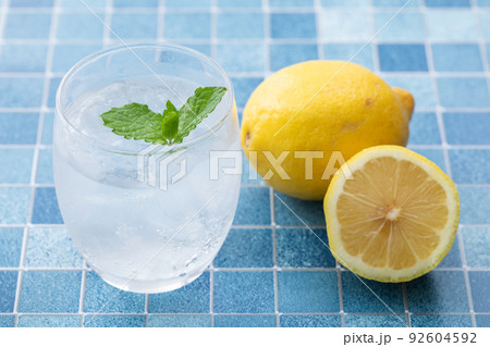 レモンと水 Lemon and water レモンと水 Lemon and water 92604592