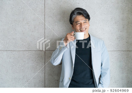 コーヒーを飲むミドル男性のポートレート 92604969