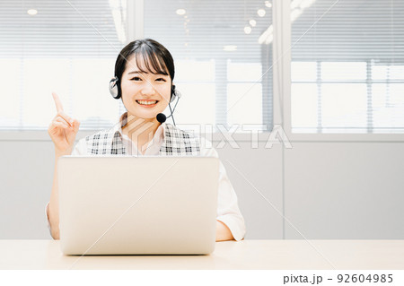 コールセンター・オペレーターの女性(パソコン) コールセンター・オペレーターの女性(パソコン) 92604985