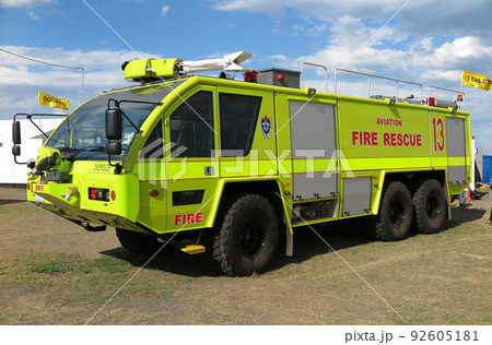 蛍光レモンイエロー塗装の、空港用化学消防車（オーストラリア） 92605181