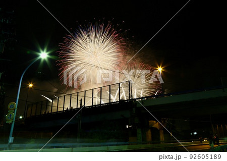 〔福井県越前市・越前市サマーフェスティバル花火・8月〕小曽原武生線高架下から見上げる、打ち上げ花火　 92605189