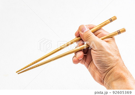 正しい箸の持ち方 Right way of holding chopsticks 正しい箸の持ち方 Right way of holding chopsticks 92605369