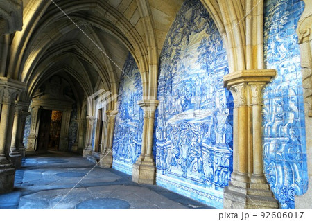 ポルト歴史地区のカテドラル回廊のアズレージョ 92606017