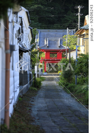 なまこ壁通りから眺める浄泉寺の赤い山門 92606243
