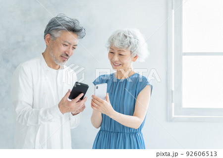 スマホを見るシニア夫婦 スマホを見るシニア夫婦 92606513