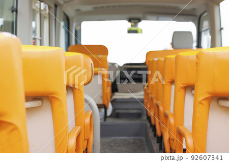 オレンジ色の座席が有るスクールバスの車内の写真素材 [92607341] - PIXTA