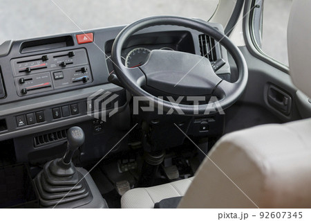 日本車のマイクロバスの運転席の画像 日本車のマイクロバスの運転席の画像 92607345
