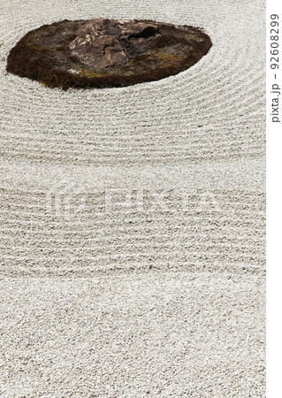 枯山水の岩と砂紋 92608299