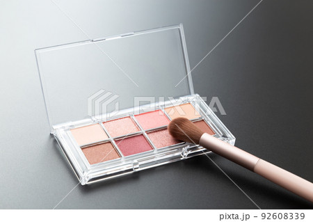 アイシャドウとメイクブラシ　黒背景 92608339