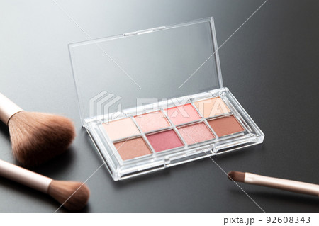 アイシャドウとメイクブラシ　黒背景 92608343