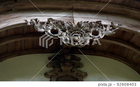 和風建築玄関屋根の木彫りの装飾 和風建築玄関屋根の木彫りの装飾 92608403