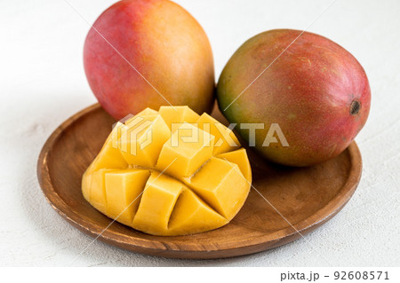 食べ頃のマンゴー 92608571