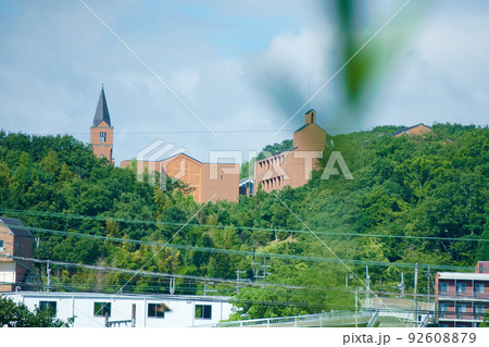 山の木立の中に建てられたモダンな学者と夏の空 92608879