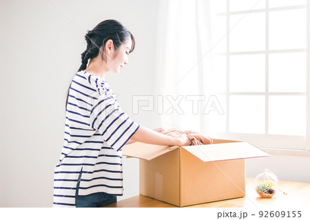 古着をフリマアプリに出品する女性(梱包) 古着をフリマアプリに出品する女性(梱包) 92609155