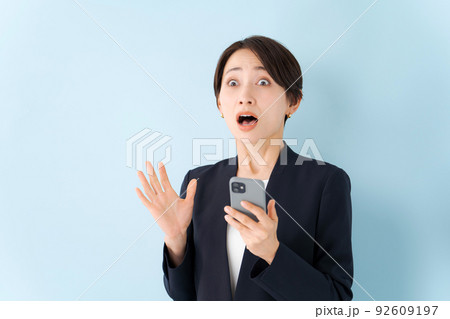 驚いた表情の女性 92609197