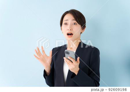 驚いた表情の女性 92609198