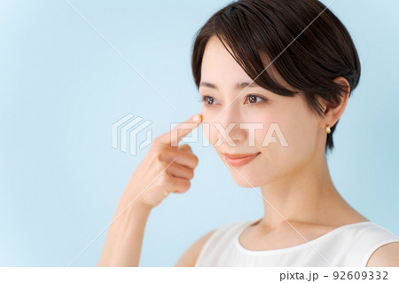 目元を指差す女性 目元を指差す女性 92609332