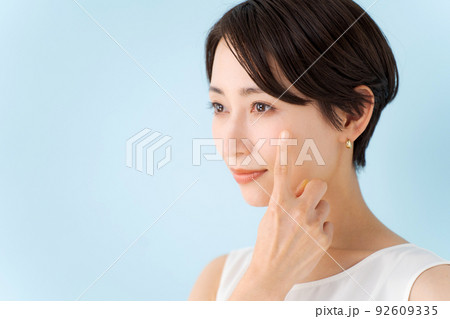 目元を指差す女性 92609335