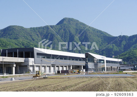 建設中の北陸新幹線　越前たけふ駅と日野山　福井県越前市　2022年5月 92609363