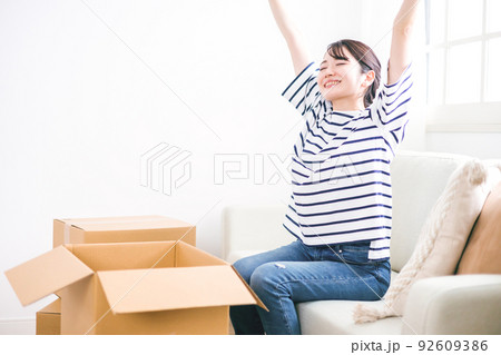 引越し作業中に休憩する女性 92609386