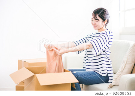 断捨離をして整理する女性 断捨離をして整理する女性 92609552