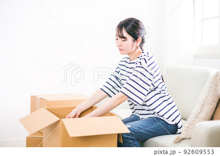 引越し作業が大変な女性 92609553