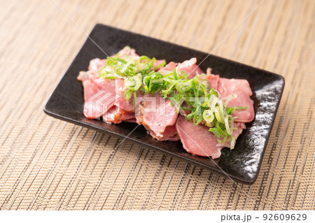 ネギをたっぷり乗せたスモークタン 92609629