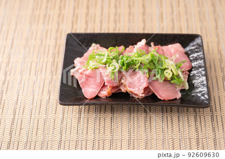 ネギをたっぷり乗せたスモークタン 92609630