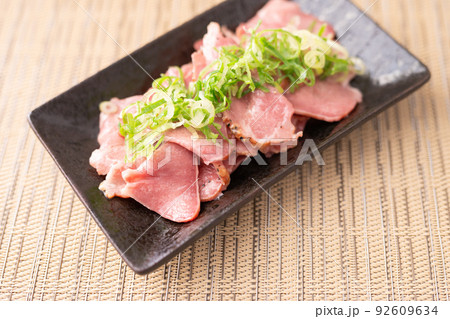 ネギをたっぷり乗せたスモークタン 92609634