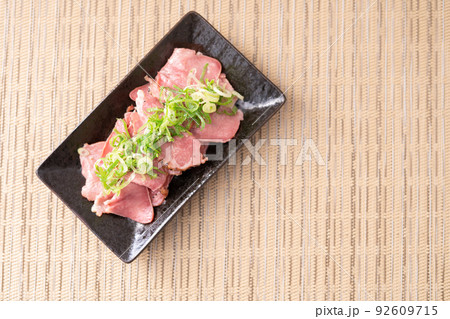 ネギをたっぷり乗せたスモークタン 92609715