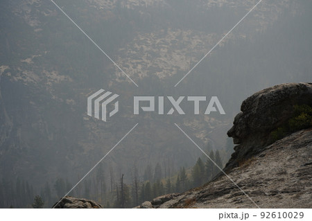 カリフォルニア州 ヨセミテ国立公園 グレイシャーポイントから見下ろしたヨセミテバレー カリフォルニア州 ヨセミテ国立公園 グレイシャーポイントから見下ろしたヨセミテバレー 92610029