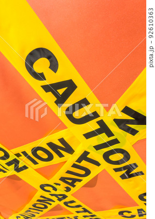巻き付けられたCAUTIONの文字テープ 92610363