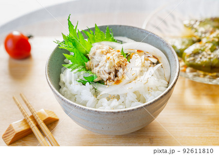 ご飯にのせたツナマヨ醤油がけ ご飯にのせたツナマヨ醤油がけ 92611810