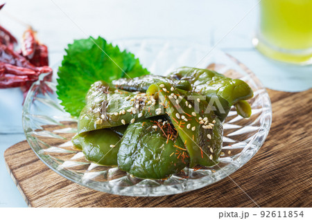 出汁しょうゆに付けた焼きピーマン 出汁しょうゆに付けた焼きピーマン 92611854