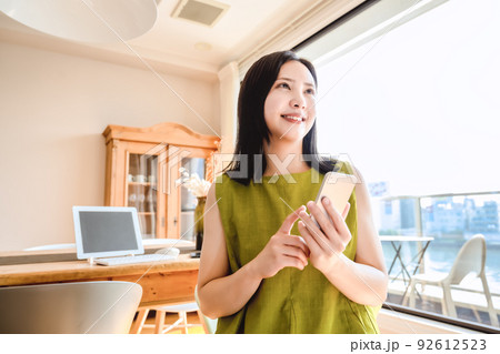自宅で仕事をする若い女性　タッチ 92612523