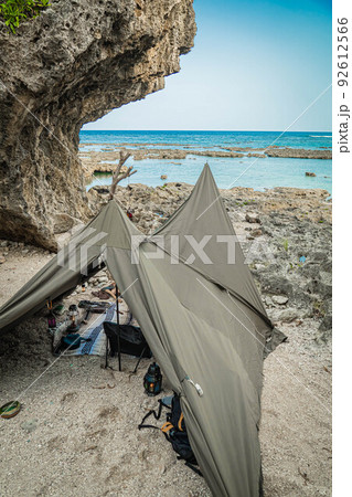 キャンプ 海キャンプ ソロキャンプ 無骨 野営 海岸 青  92612566