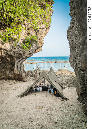 キャンプ 海キャンプ ソロキャンプ 無骨 野営 海岸 青  92612584