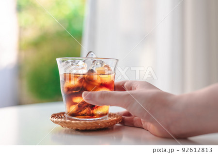 アイスコーヒーを持つ手 アイスコーヒーを持つ手 92612813