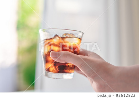 アイスコーヒーを持つ手 92612822