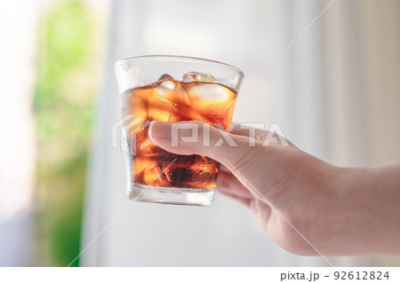 アイスコーヒーを持つ手 92612824